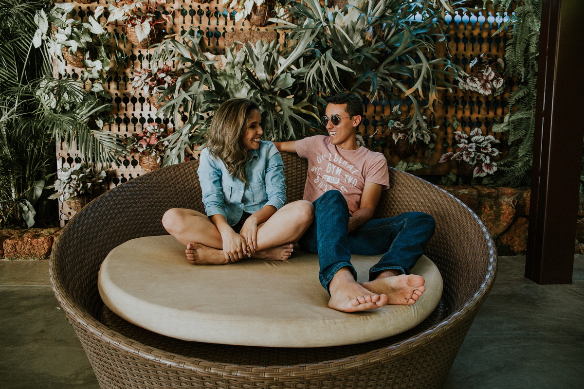 Casal se olhando e sentado em um local para ensaio de pré casamento e pós casamento em Betim