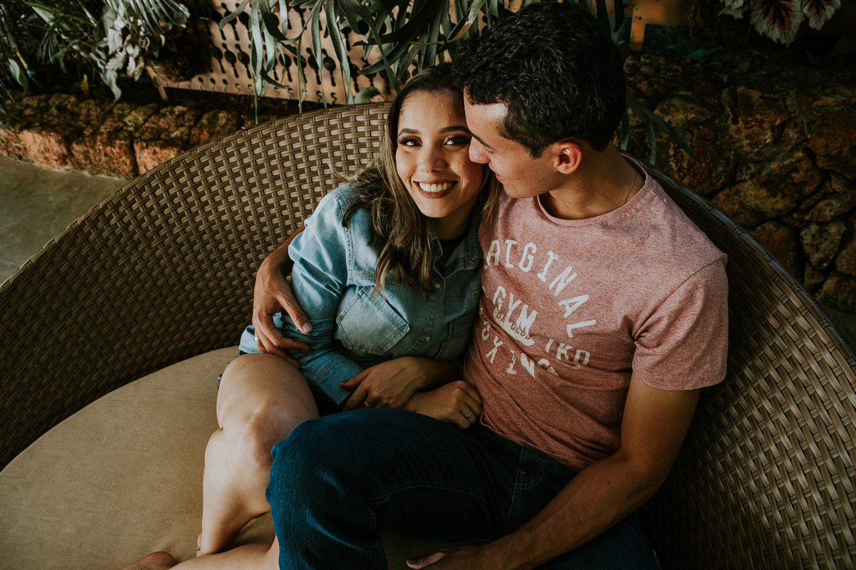 Fotografia de casal no qual a namorada está olhando para o fotografo de casamento em betim 