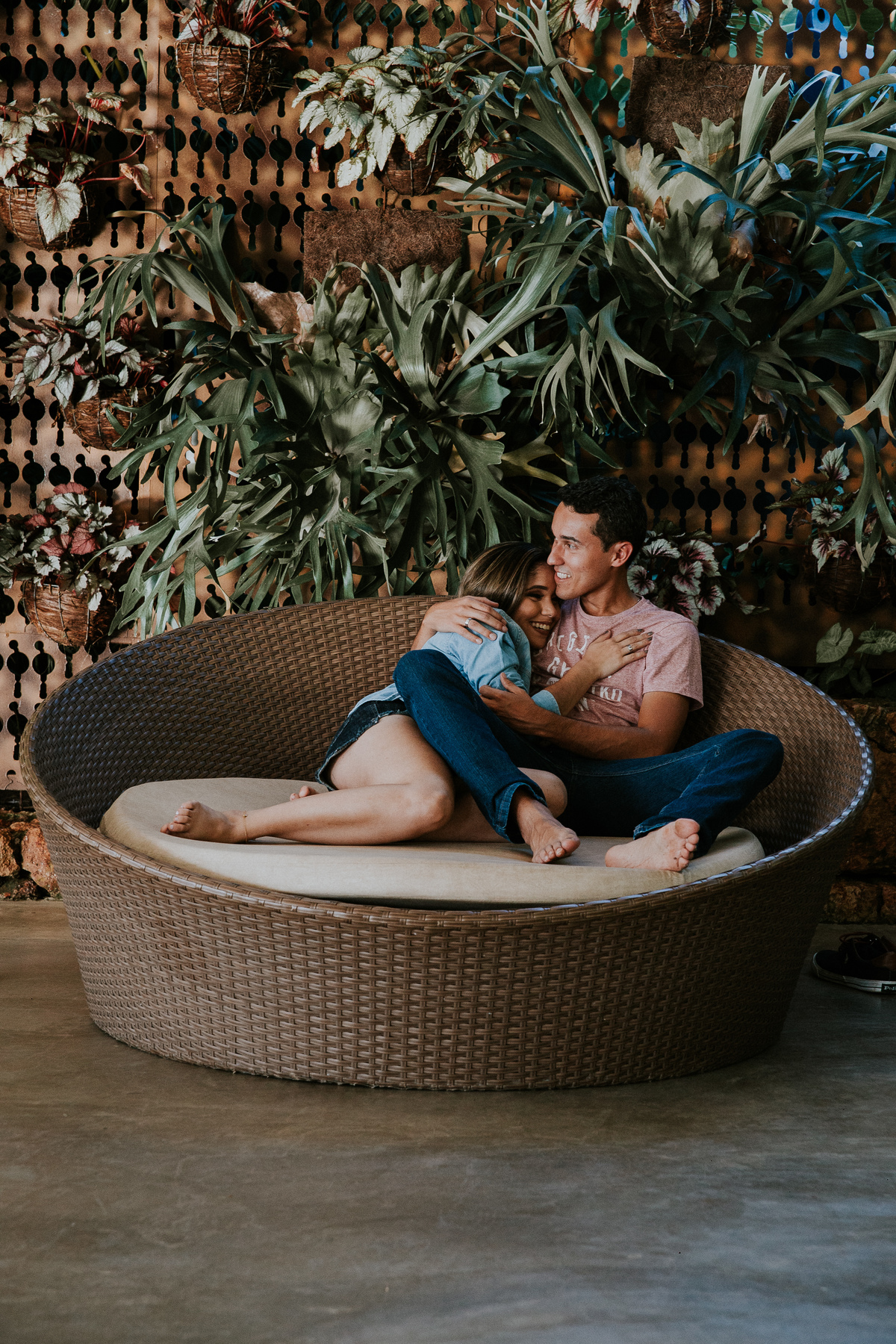 Ensaio de casal feito em casa no qual os noivos estão se abraçando e se curtindo