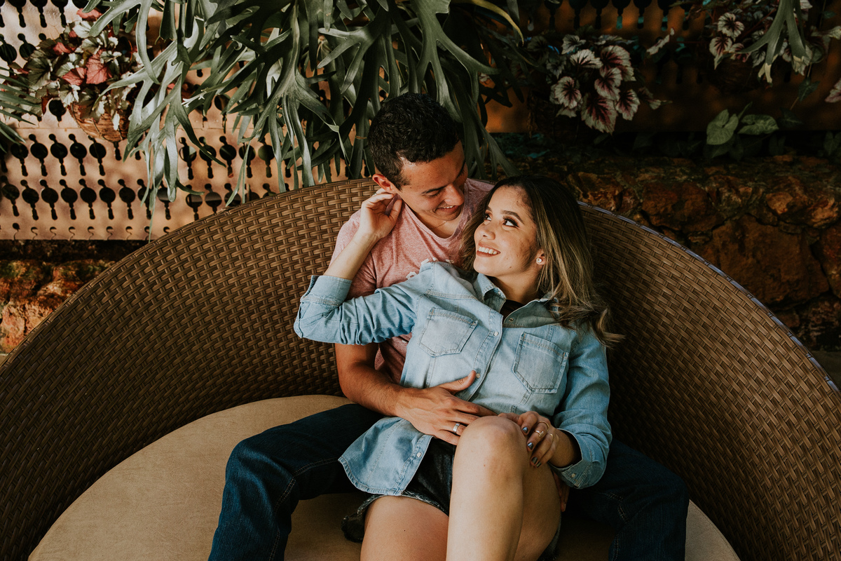 Inspiração de fotografia de casal no qual os dois estão sentados e sorrindo um para o outro