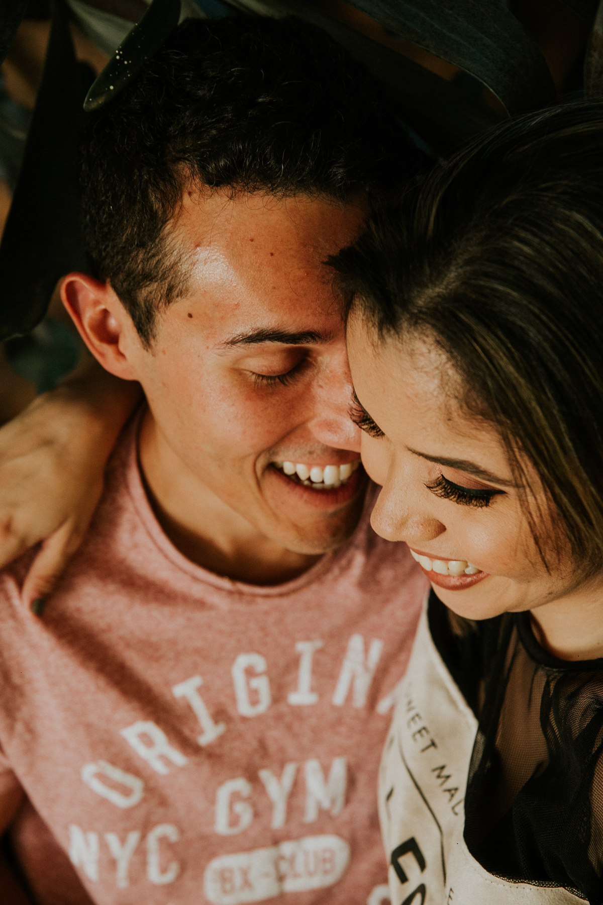Casal sorrindo durante um ensaio de casal em Betim