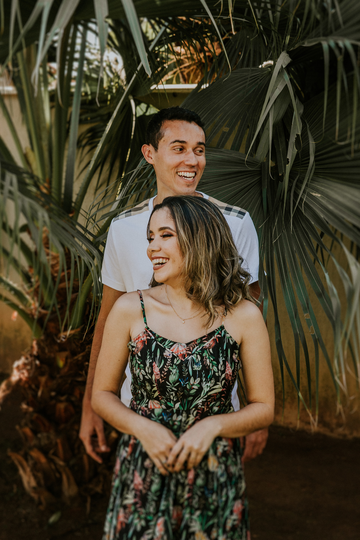 foto criativa de casal no qual o casal está sorrindo durante um ensaio no espaço de casamento divine em Betim