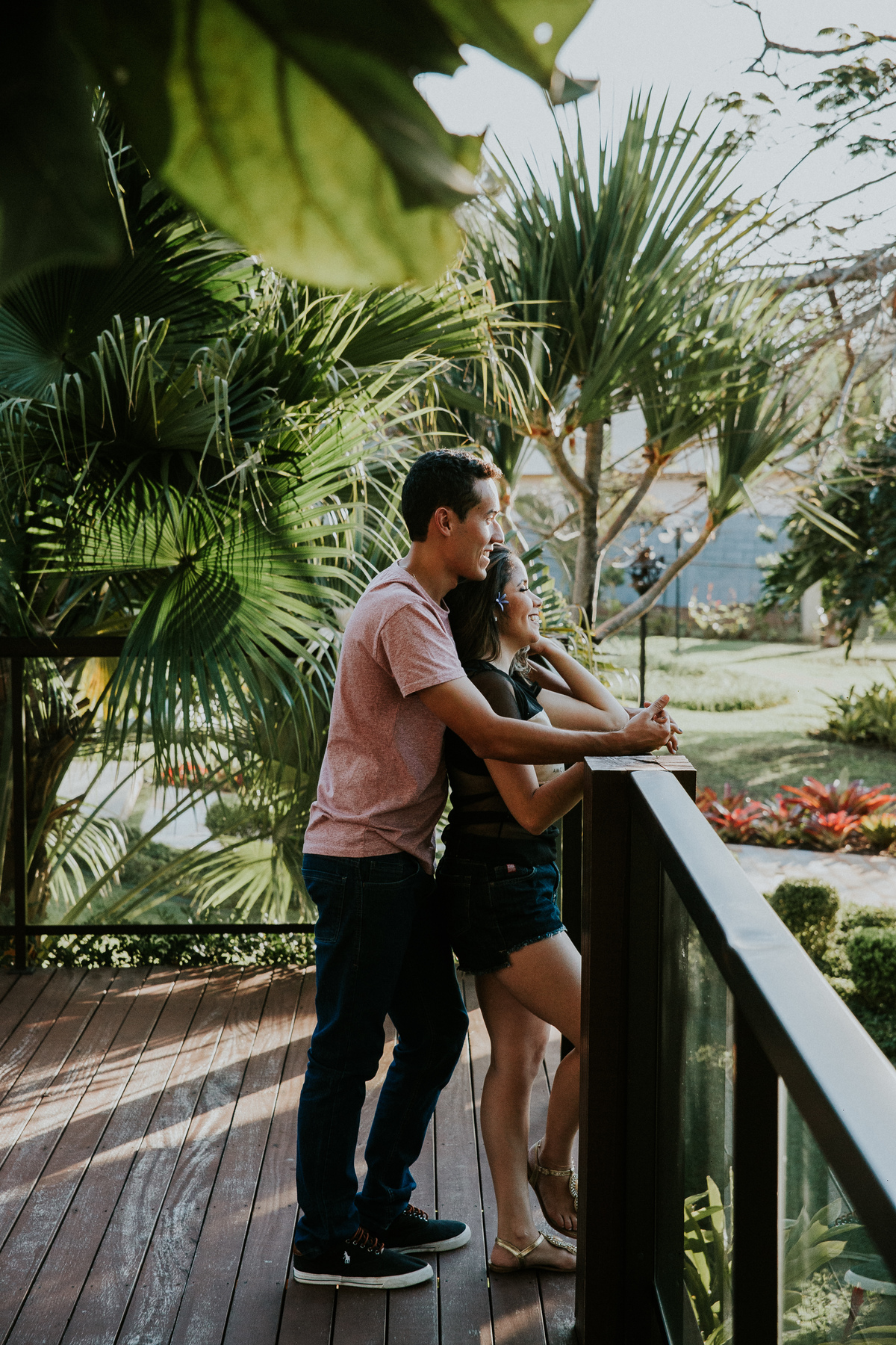 Casal se abraçando durante um ensaio de casal feito em betim por um fotografo de casamento