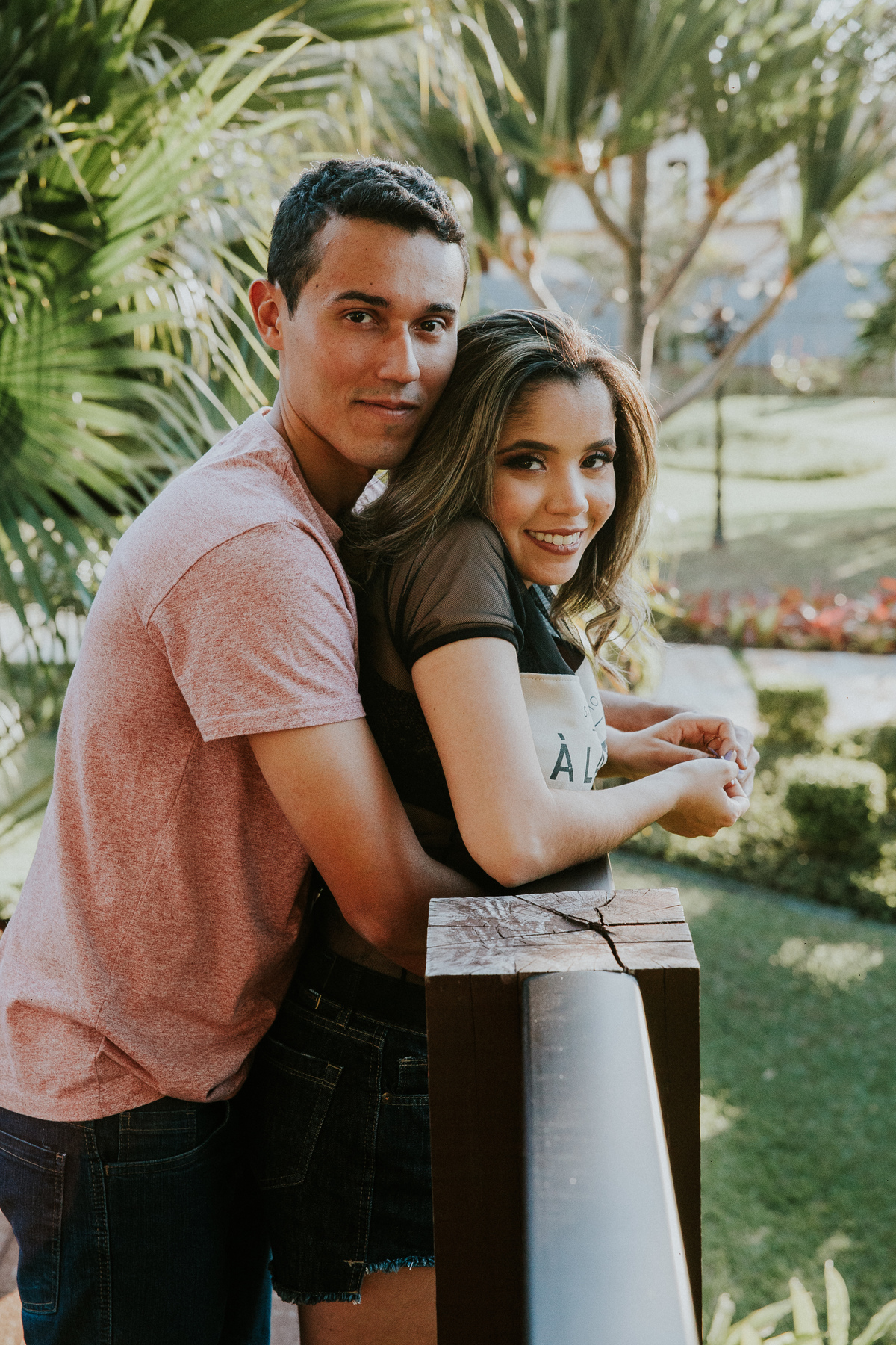 Casal se abraçando e olhando para a camera durante um ensaio de casal criativo em Betim