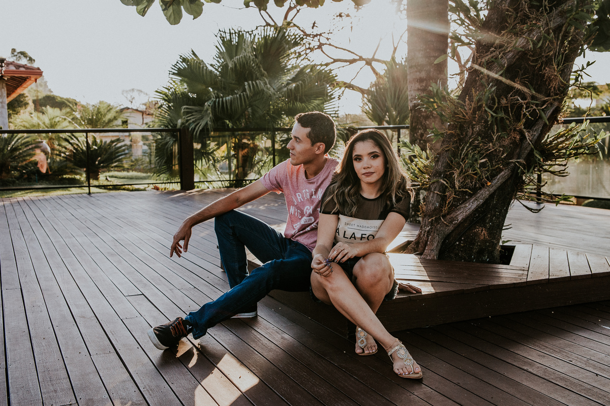 Retrato criativo no por do sol de casal