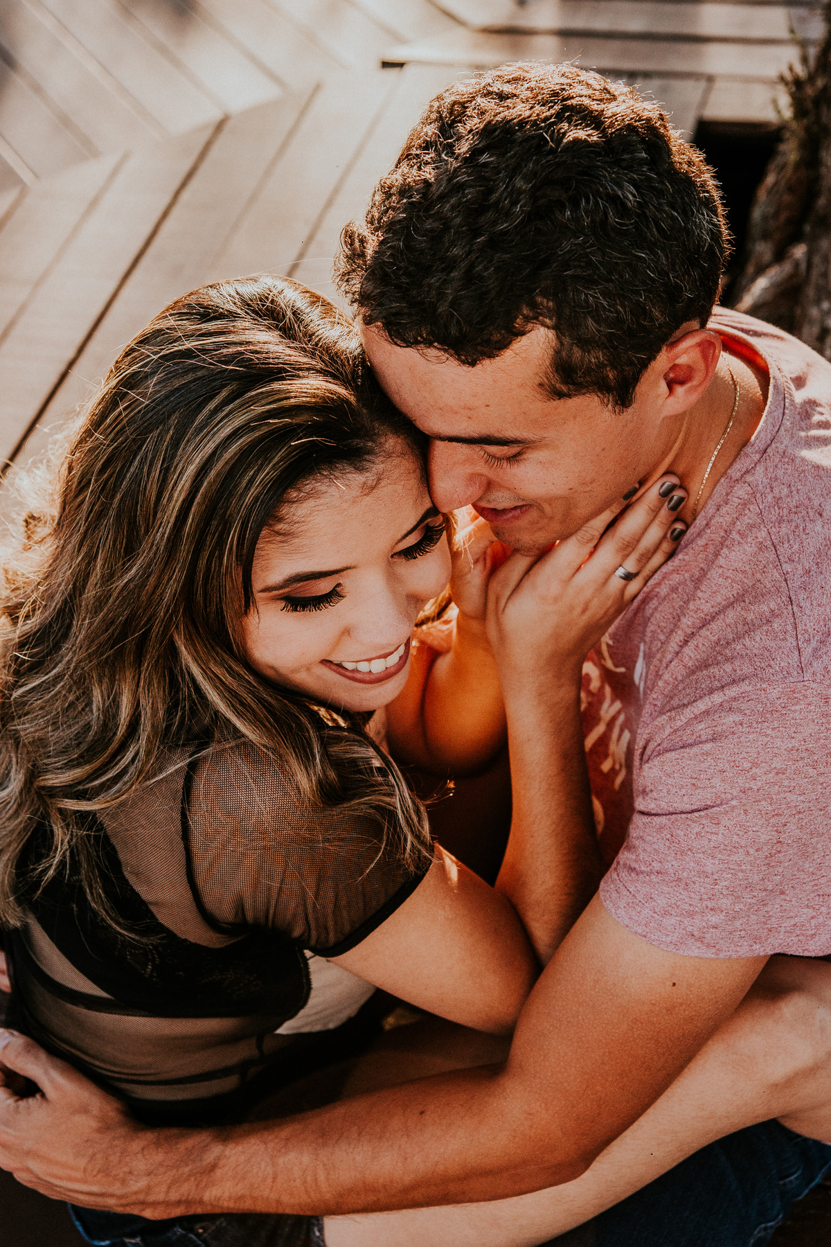 Fotografia espontânea de casal feita no por do sol no espaço divine em Betim