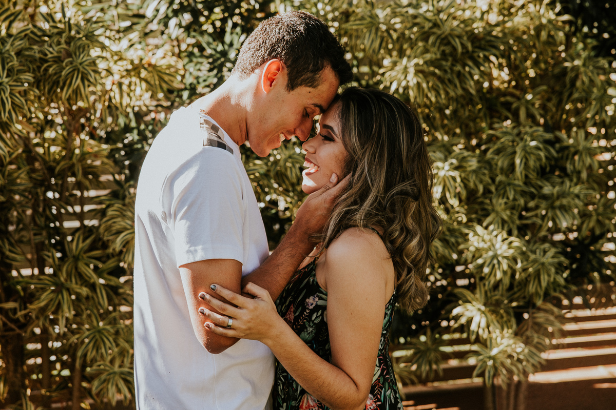 Ensaio de casal em Betim feito no espaço de casamento Divine, no qual os noivos estão se olhando e com os rostos colados
