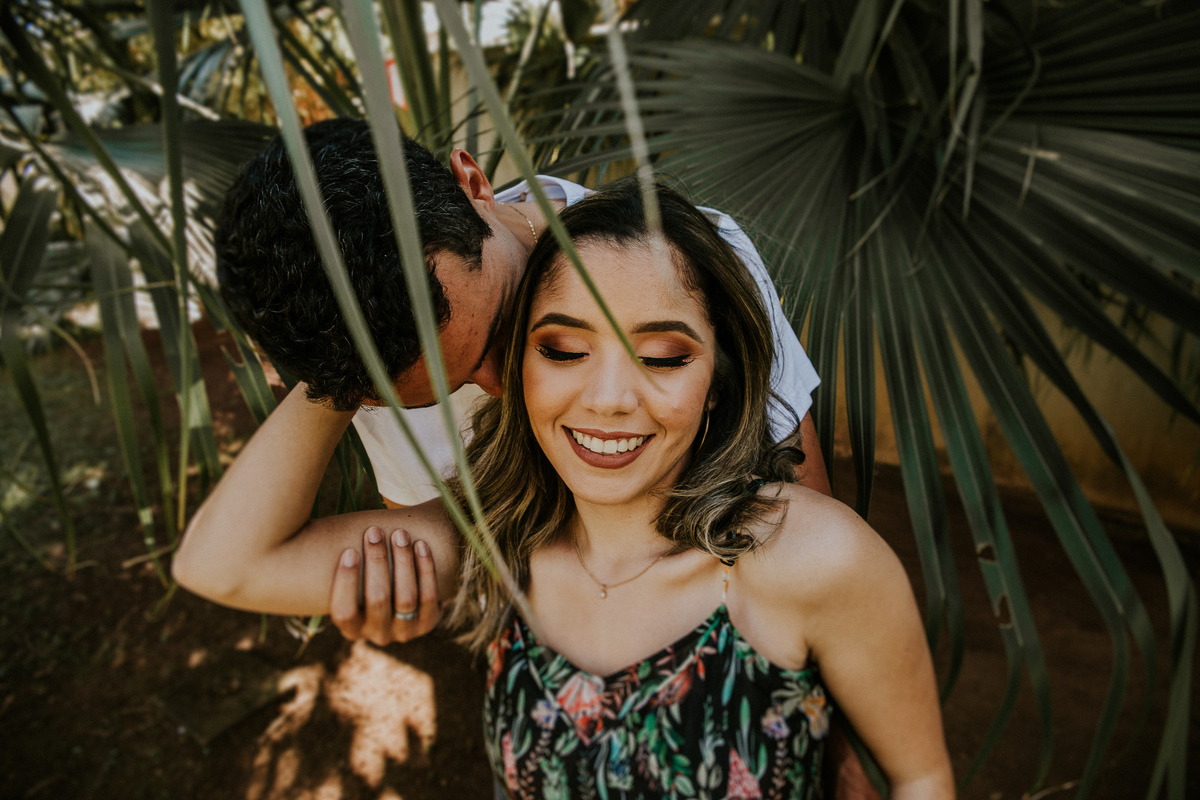 fotografia de casal no qual os dois estão sorrindo em uma foto espontânea