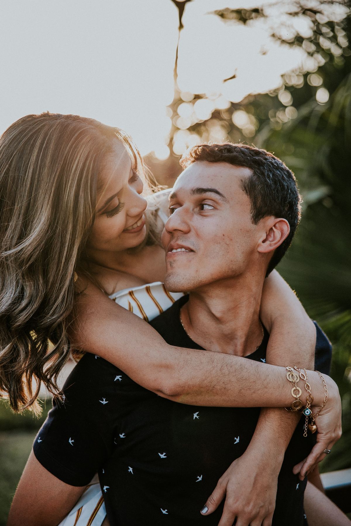 Ensaio de casal no por do sol feito em betim no qual os noivos estão sorrindo e se olhando