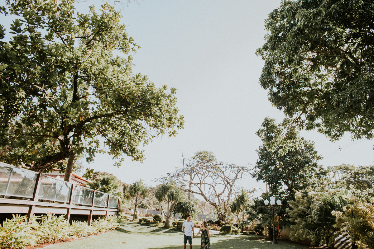 fotografia criativa de casal em um ensaio cercado de natureza e verde em Betim