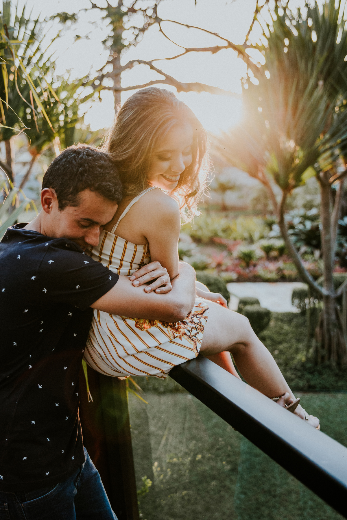 Ensaio divertido de casal no por do sol em Betim