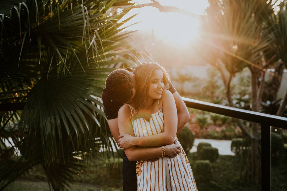 casal se abraçando durante um ensaio criativo no por do sol de casal