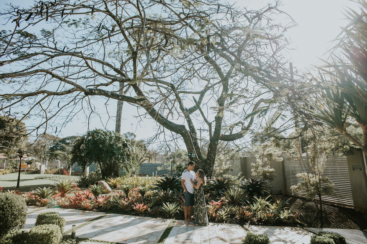 Ensaio de casal em betim no qual os namorados estão de mãos dadas um ao lado do outro