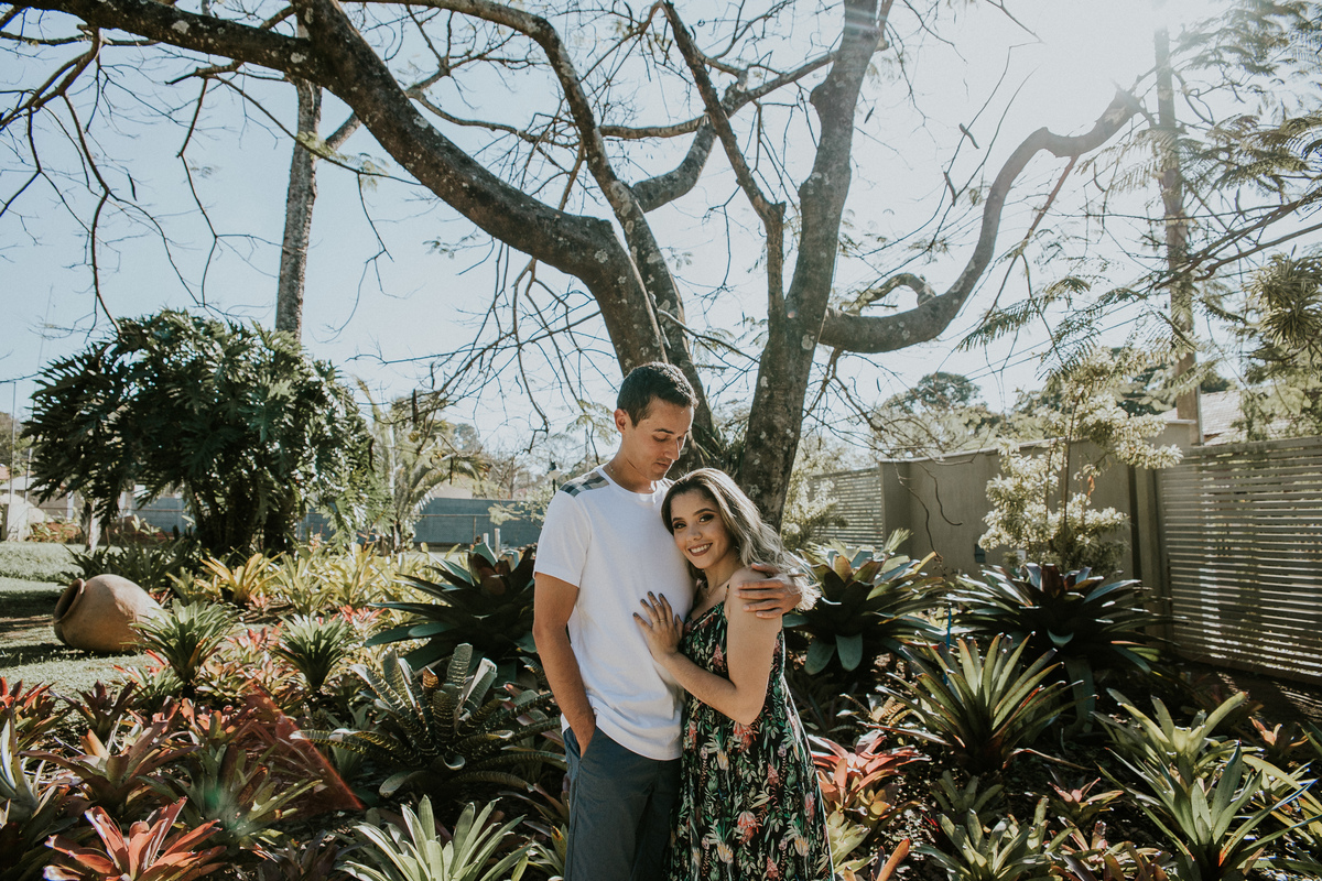 Fotografia de casal no qual estão se abraçando e olhando um para o outro