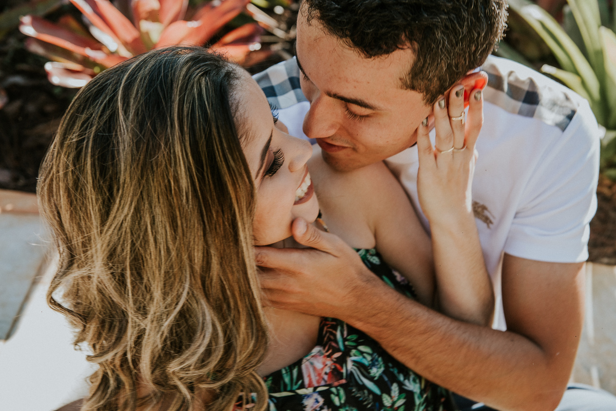 Retrato criativo de casal em que o casal está se olhando e sorrindo