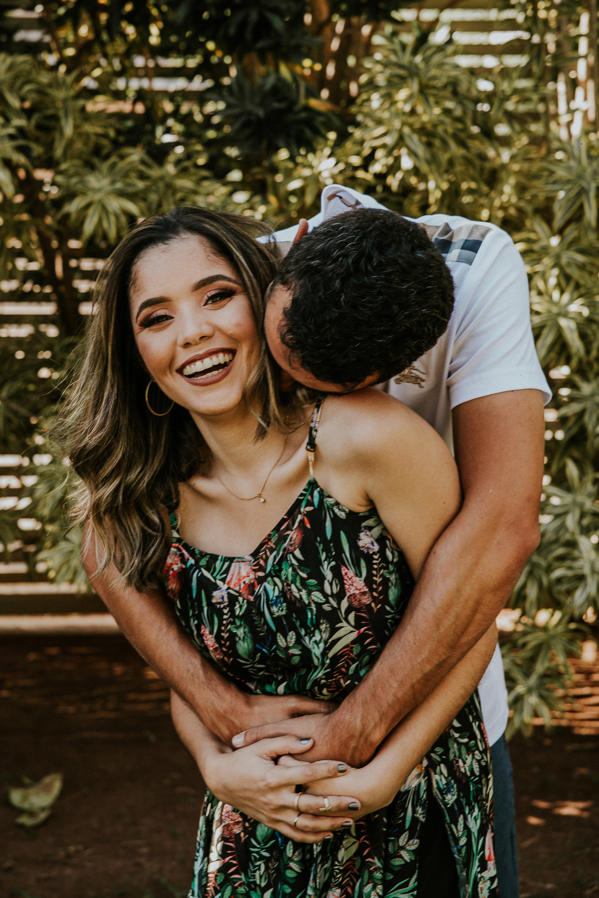 Foto espontânea de casal no qual a mulher está sorrindo 