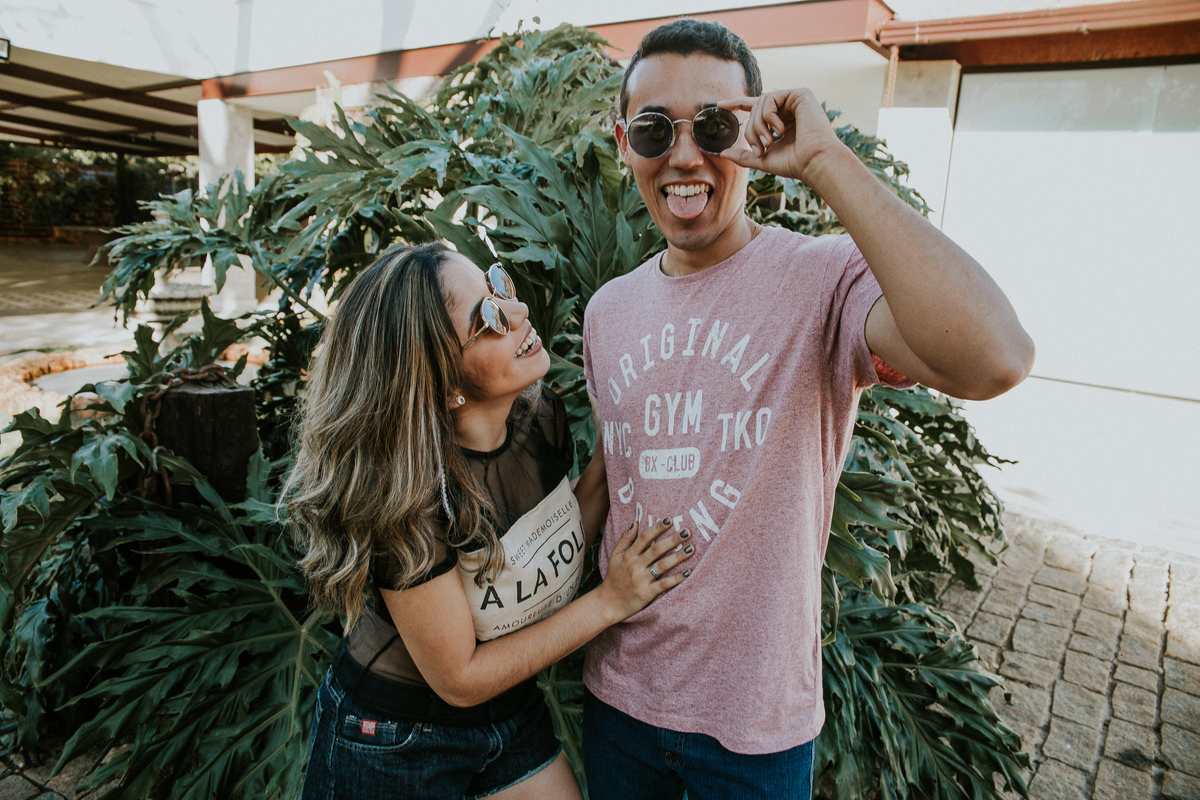 ensaio criativo de casal no qual os dois estão sorrindo