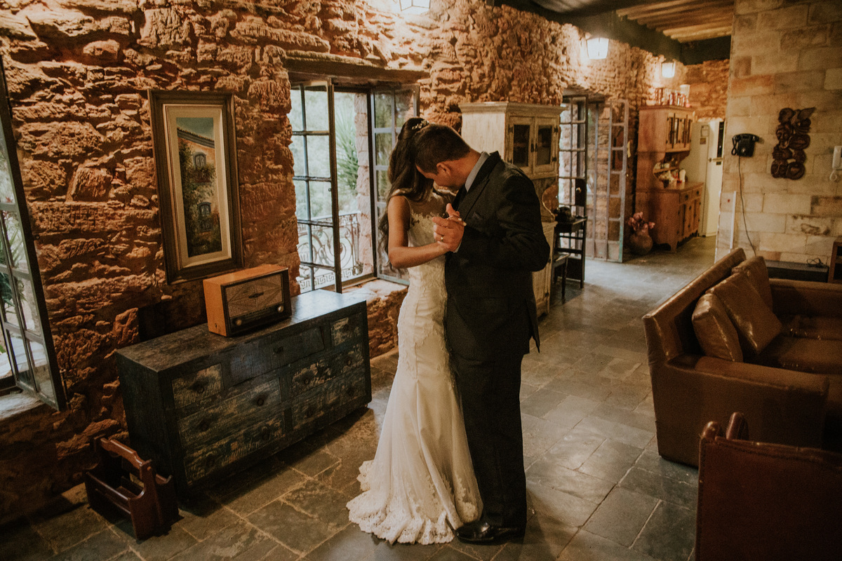 inspiração de fotos para pós casamento rustico na fazenda arraial velho em sabara no qual os noivos estão dançando e se curtindo