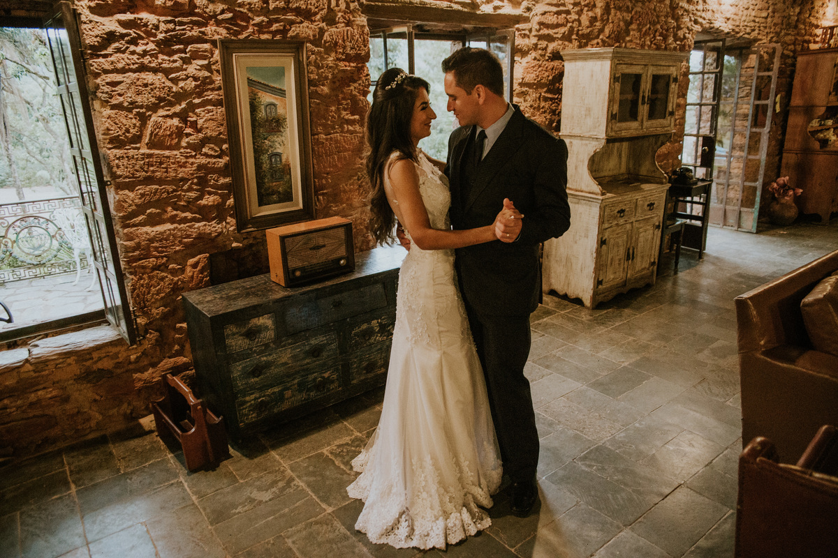 inspiração de fotos para pós casamento rustico na fazenda arraial velho em sabara no qual os noivos estão dançando e se curtindo
