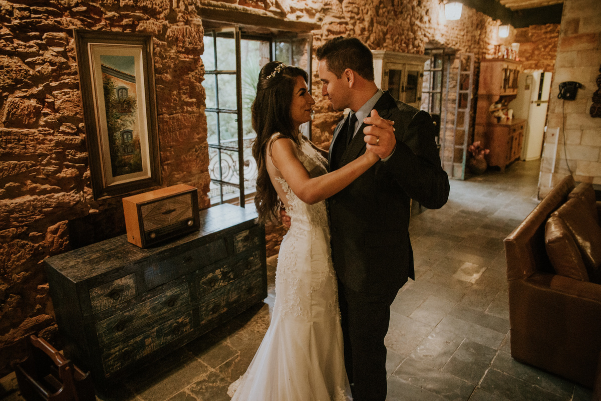 inspiração de fotos para pós casamento rustico na fazenda arraial velho em sabara no qual os noivos estão dançando e se curtindo