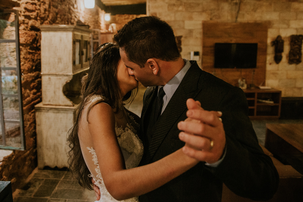 inspiração de fotos para pós casamento rustico na fazenda arraial velho em sabara no qual os noivos estão dançando e se curtindo