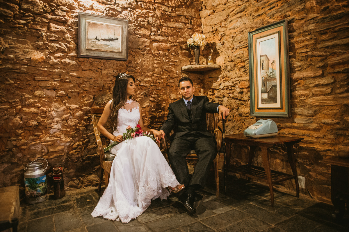 Fotografia criativa de pós casamento com estilo retro feito na fazenda arraial velho em sabara