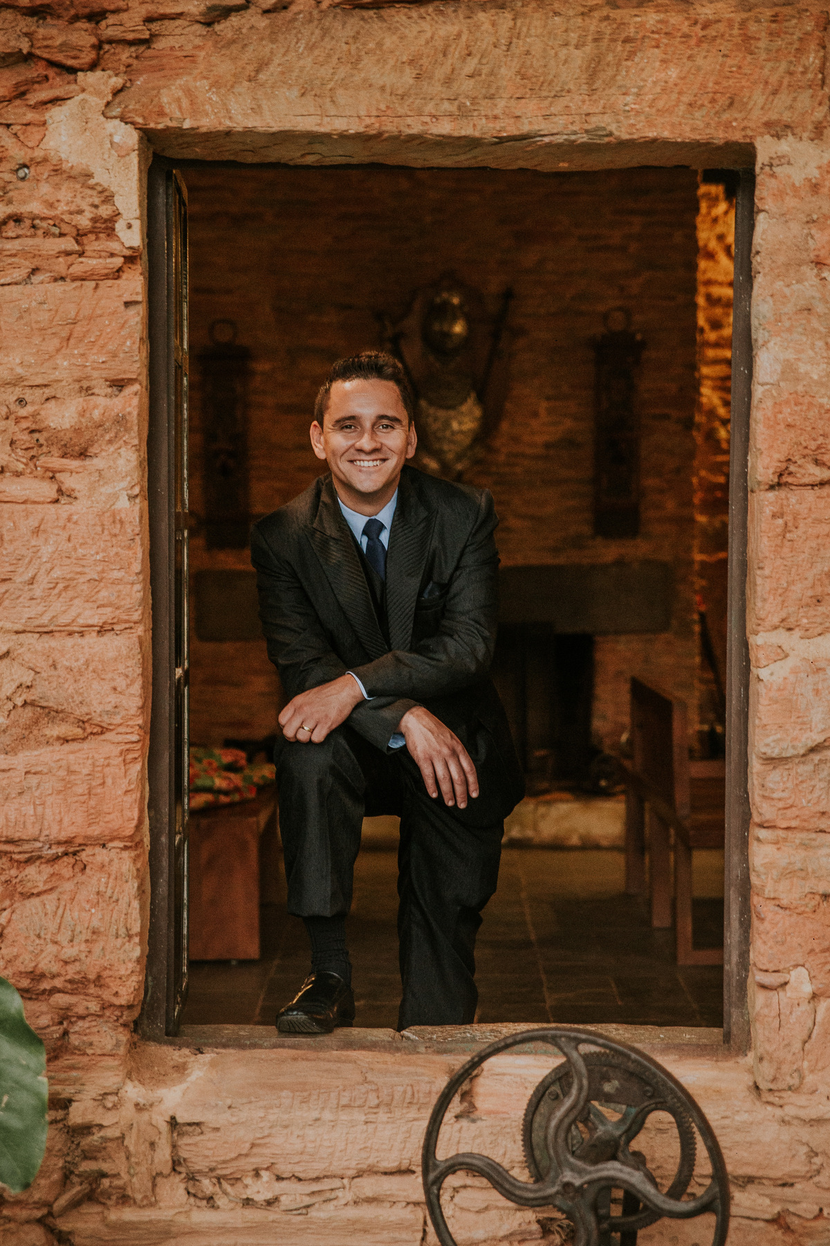 inspiração de fotografia de pós casamento no qual o noivo está sorrindo em uma fotografia criativa do noivo