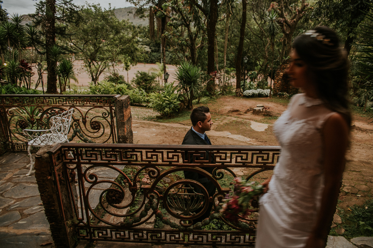 Ensaio de pós casamento criativo no qual a noiva está em movimento indo de encontro ao noivo que se encontra na escada rustica