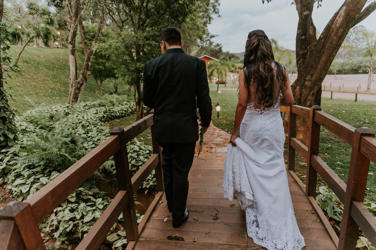 ideias de foto de pós casamento rustico no qual os noivos estão caminhando pela fazenda arraial velho em sabara