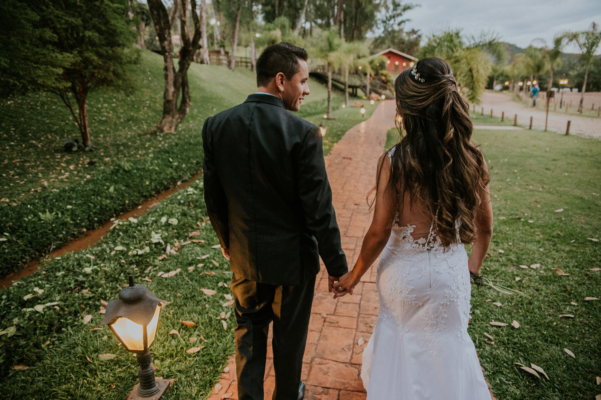 ideias de foto de pós casamento rustico no qual os noivos estão caminhando pela fazenda arraial velho em sabara
