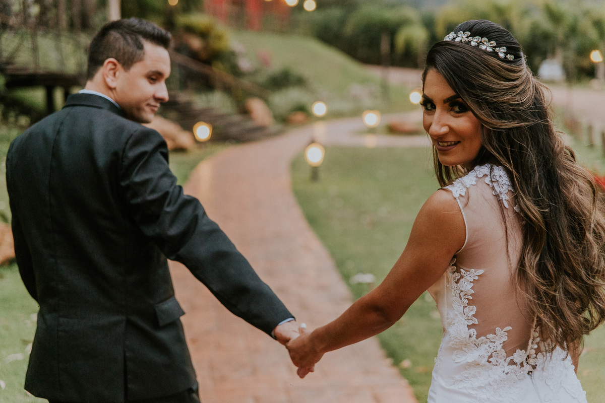 ideias de foto de pós casamento rustico no qual os noivos estão caminhando pela fazenda arraial velho em sabara