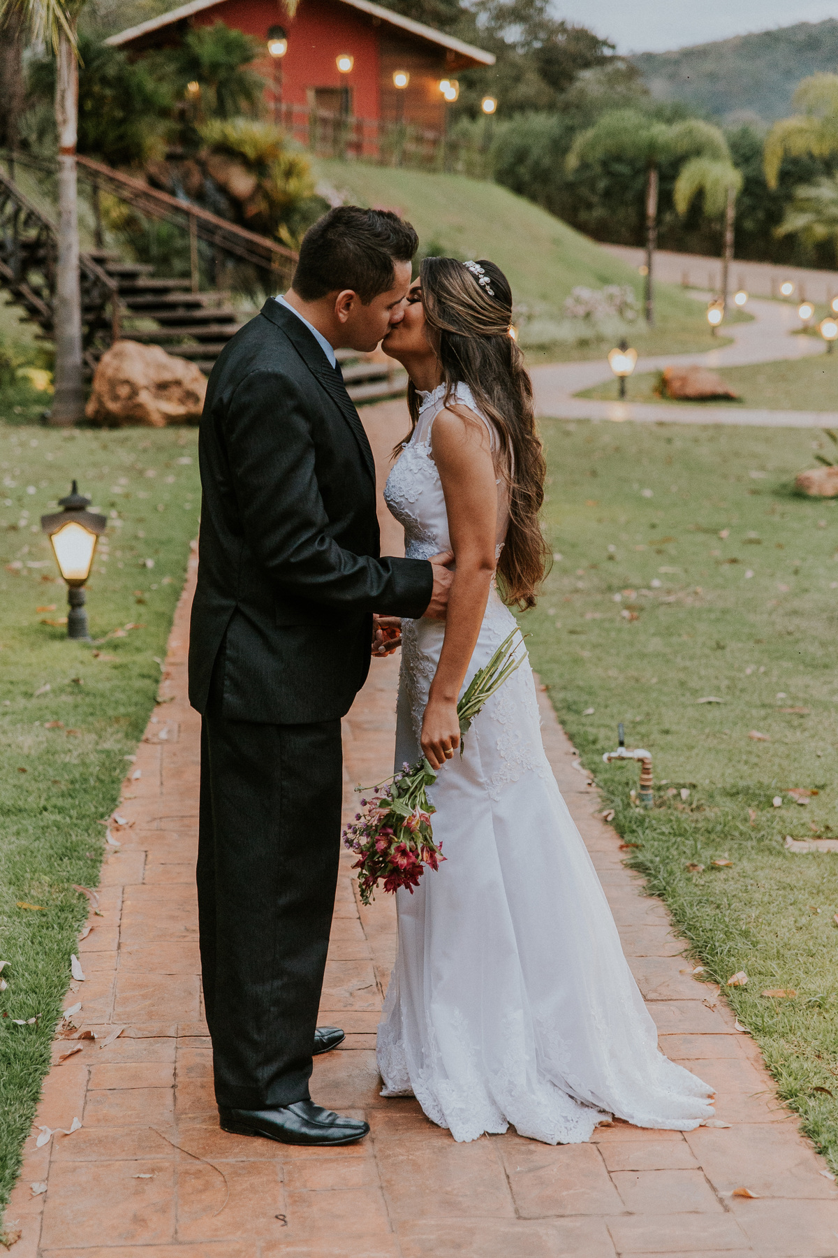ideias de foto de pós casamento rustico no qual os noivos estão caminhando pela fazenda arraial velho em sabara
