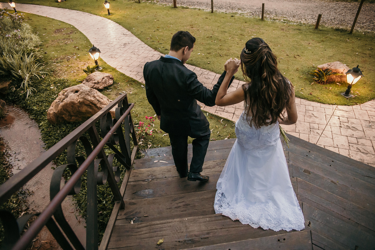 ideias de foto de pós casamento rustico no qual os noivos estão caminhando pela fazenda arraial velho em sabara