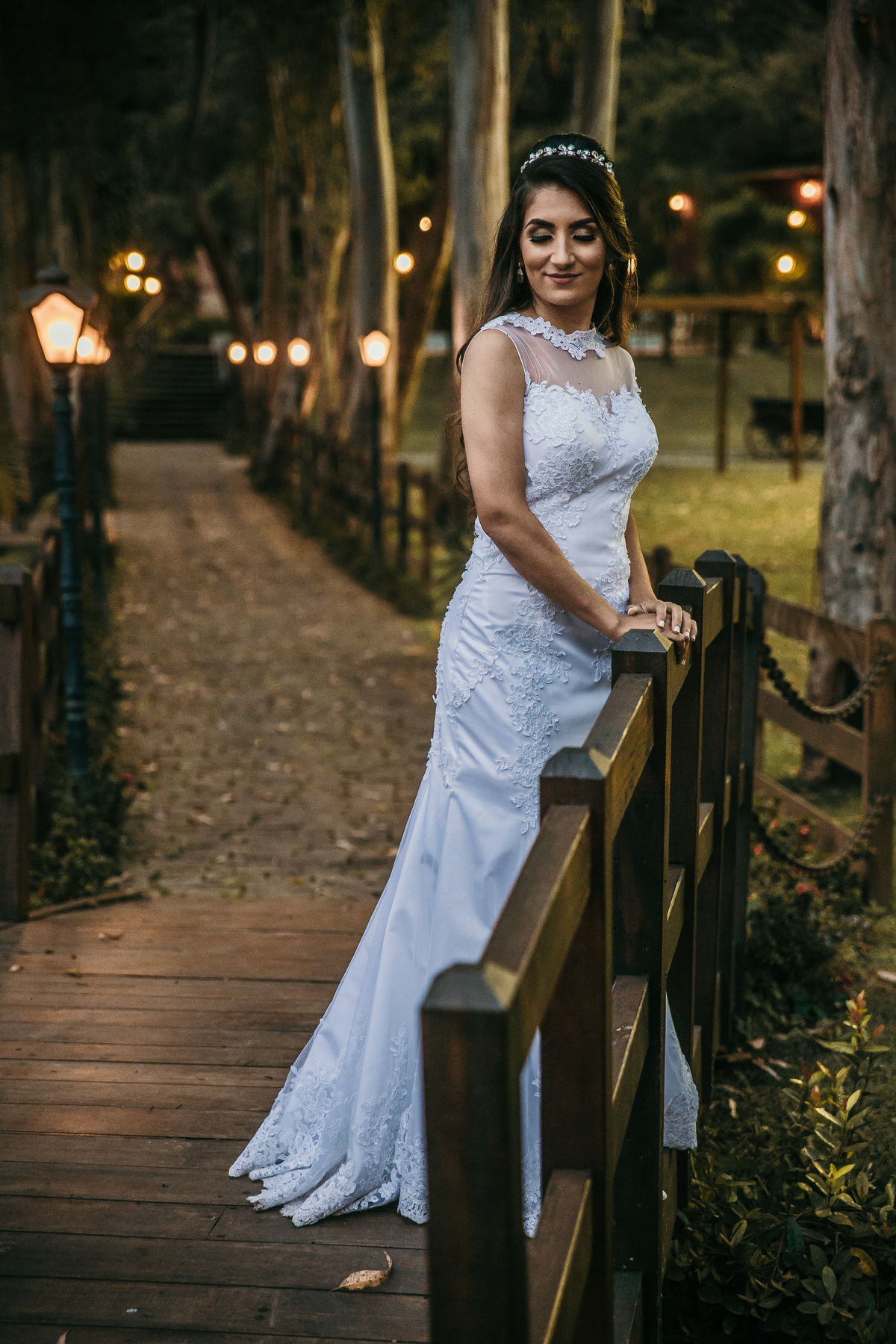 Fotografia de casamento Rustico no qual a noiva está em uma ponte no por do sol na fazenda arraial velho em sabará