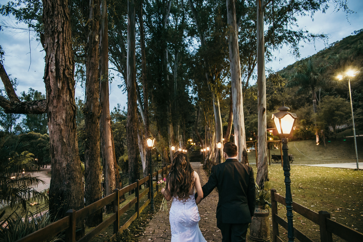 ideias de foto de pós casamento rustico no qual os noivos estão caminhando pela fazenda arraial velho em sabara