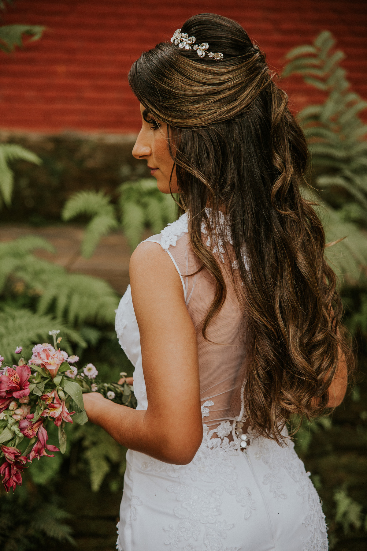 fotografia de oós casamento fazenda arraial velho em sabara mostrando o seu penteado para casamento durante o dia 