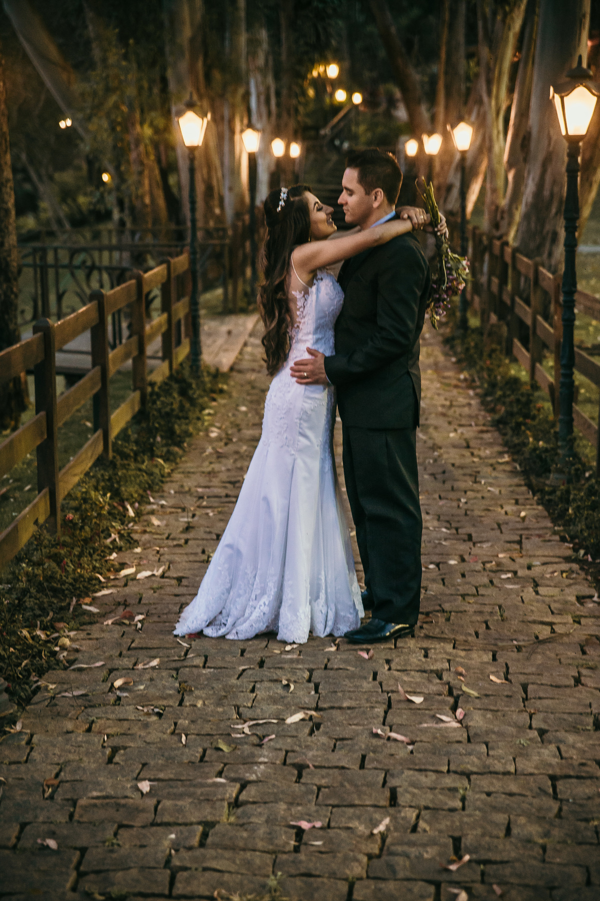 Fotografia de pós casamento rustico no qual os noivos estão abraçados e se olhando na fazenda arraial velho em sabará