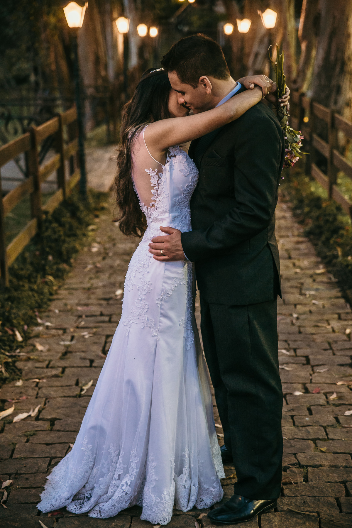 Fotografia de pós casamento rustico no qual os noivos estão abraçados e se olhando na fazenda arraial velho em sabará