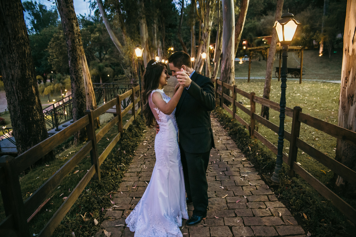 Ideias para foto de pós casamento rustico no qual os noivos estão dançando em uma estrada cercada de árvores