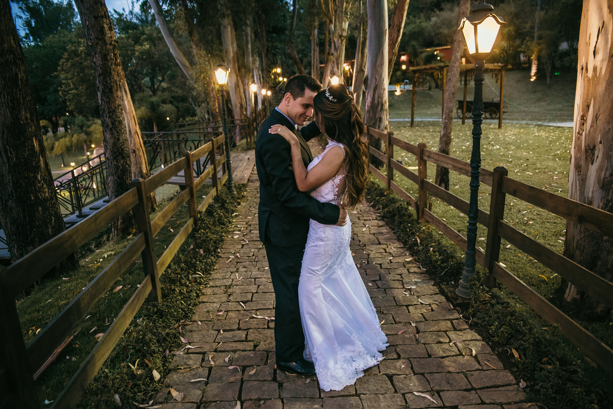 Ideias para foto de pós casamento rustico no qual os noivos estão dançando em uma estrada cercada de árvores