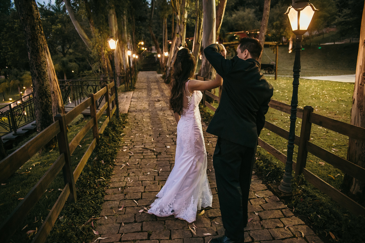 Ideias para foto de pós casamento rustico no qual os noivos estão dançando em uma estrada cercada de árvores