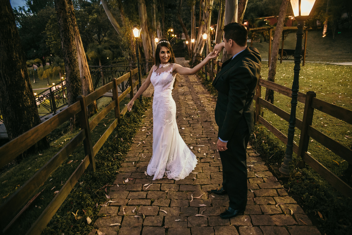 Ideias para foto de pós casamento rustico no qual os noivos estão dançando em uma estrada cercada de árvores