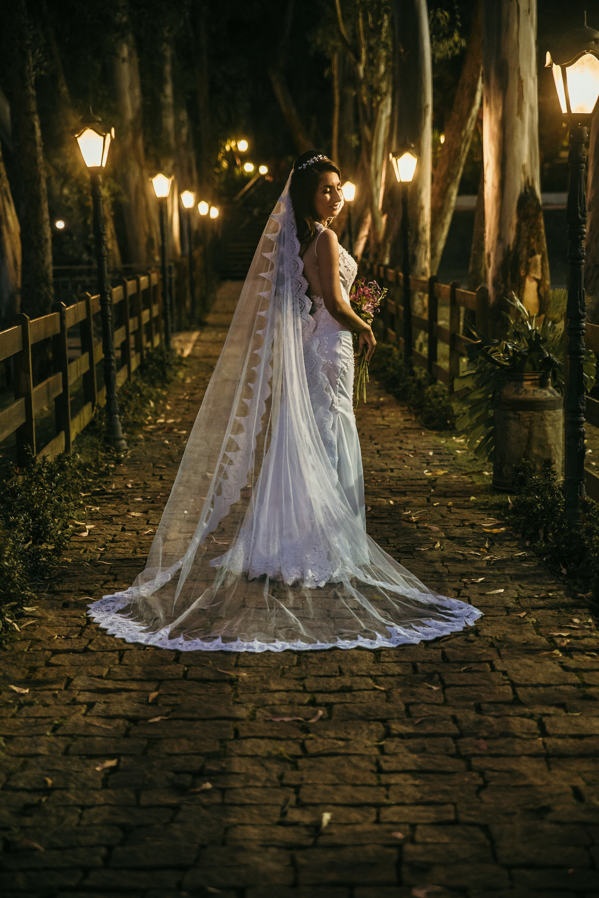 Fotografia de pós casamento rustico no qual a noiva está usando um vestido com um véu longo para o dia