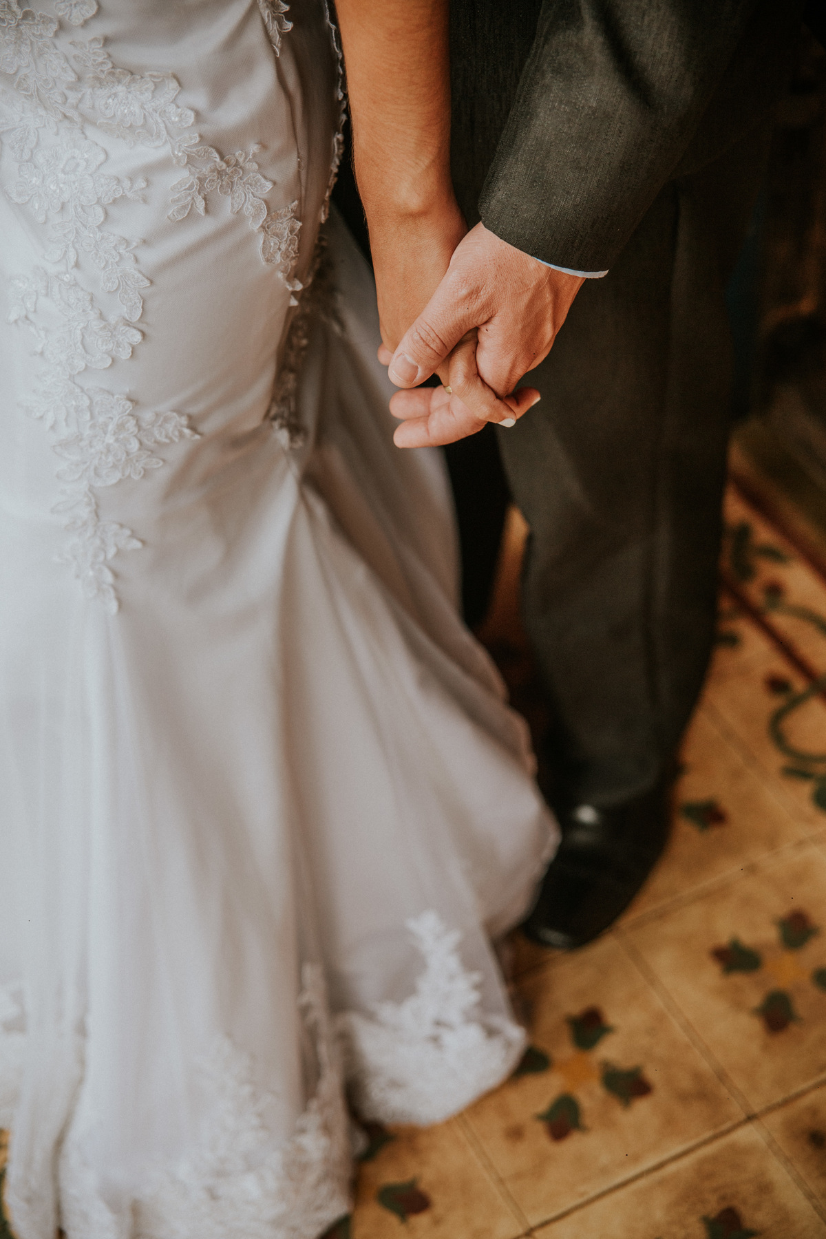 Inspiração de fotos de pós casamento rustico no qual os noivos estão um ao lado do outro na fazenda arraial velho