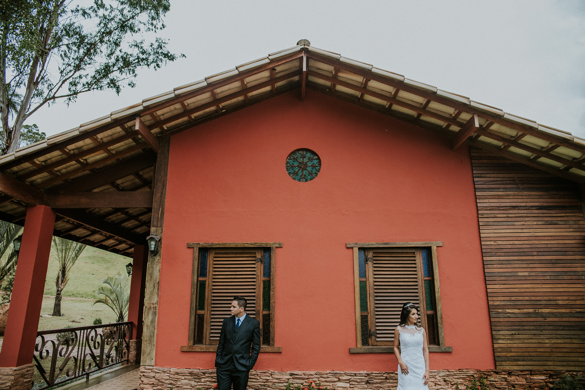 Inspiração de fotos de pós casamento rustico no qual os noivos estão um ao lado do outro na fazenda arraial velho