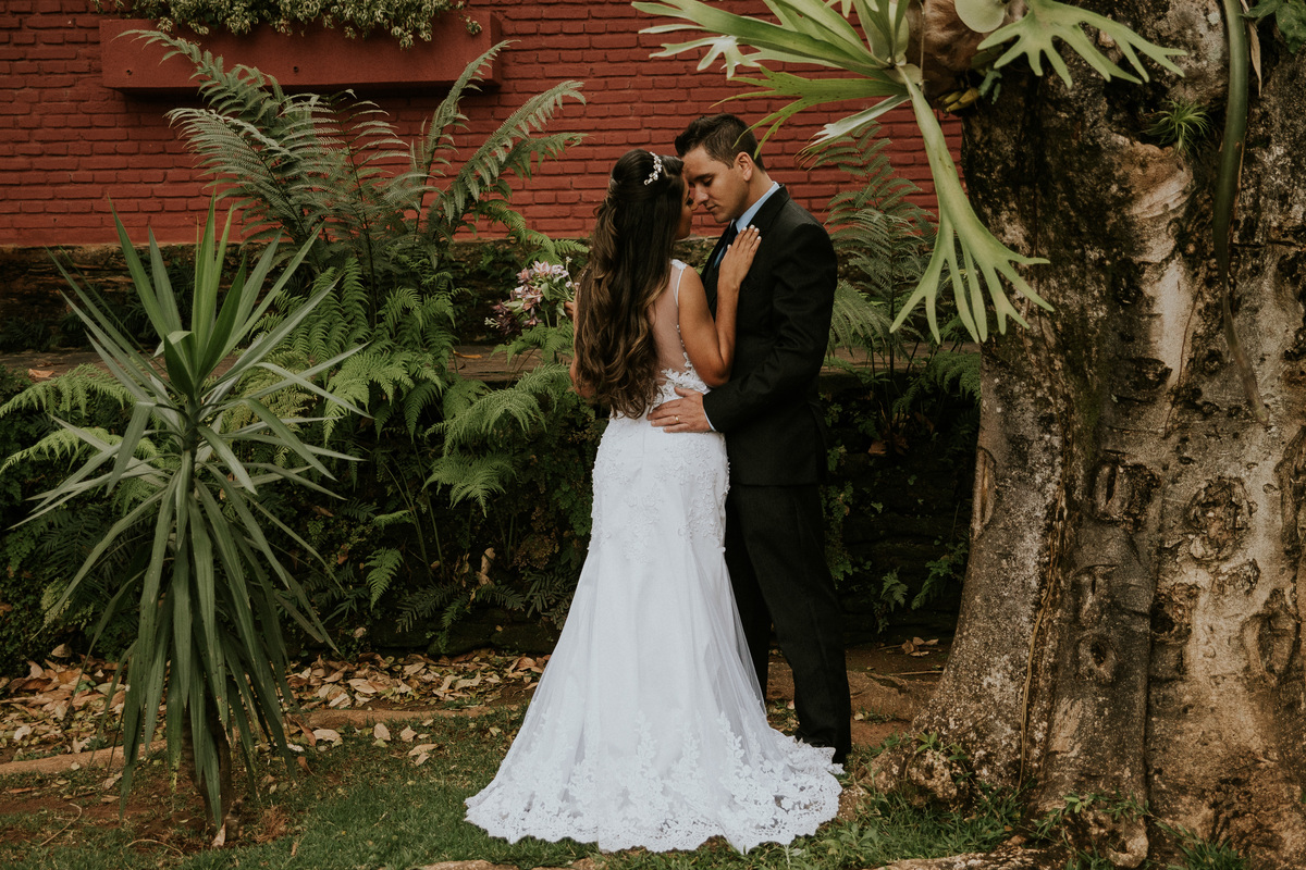 fotografia de oós casamento fazenda arraial velho em sabara em que os noivos estão se olhando de frente um para o outro em uma fotografia criativa de pós casamento