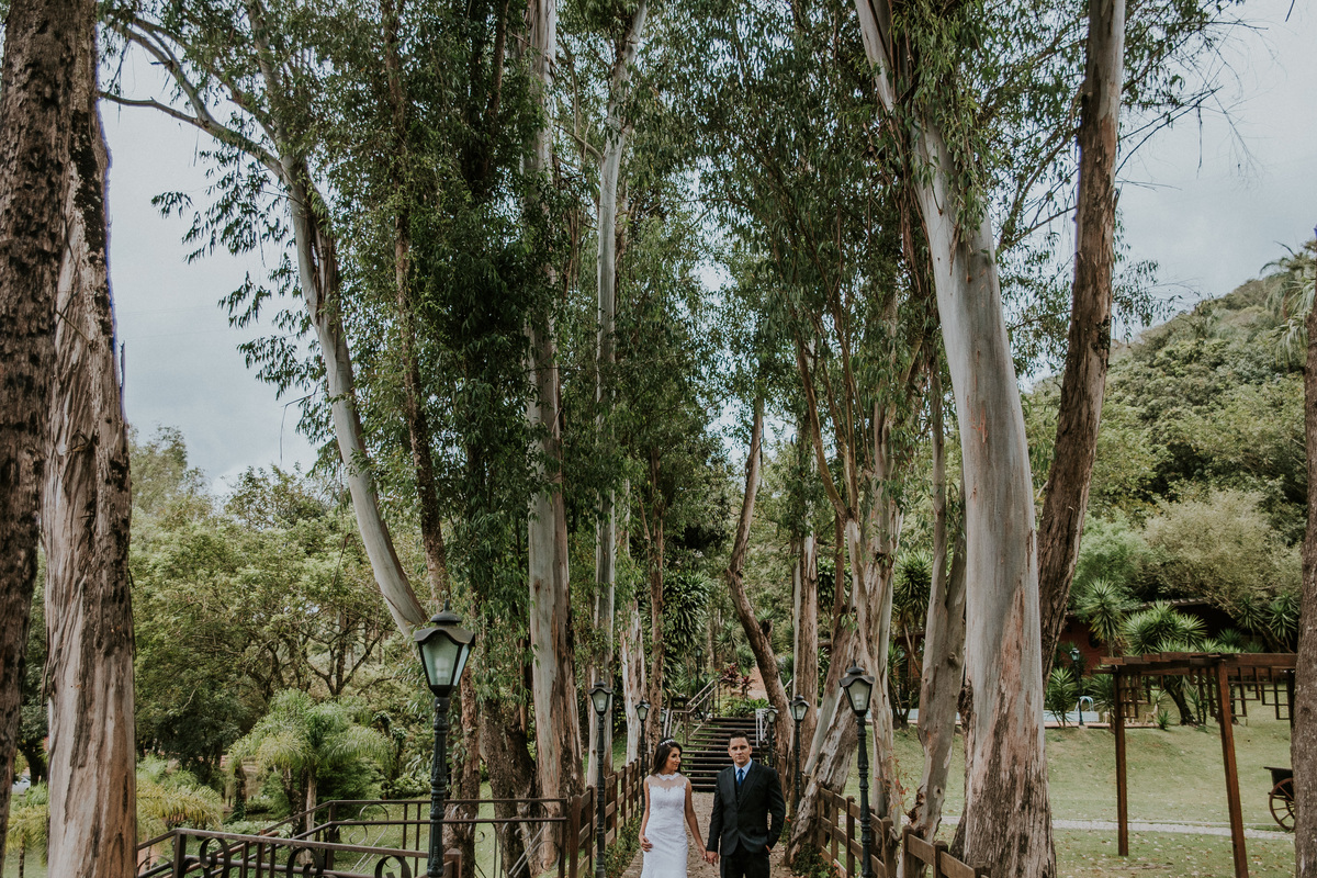 Inspiração de fotos de pós casamento rustico no qual os noivos estão um ao lado do outro na fazenda arraial velho