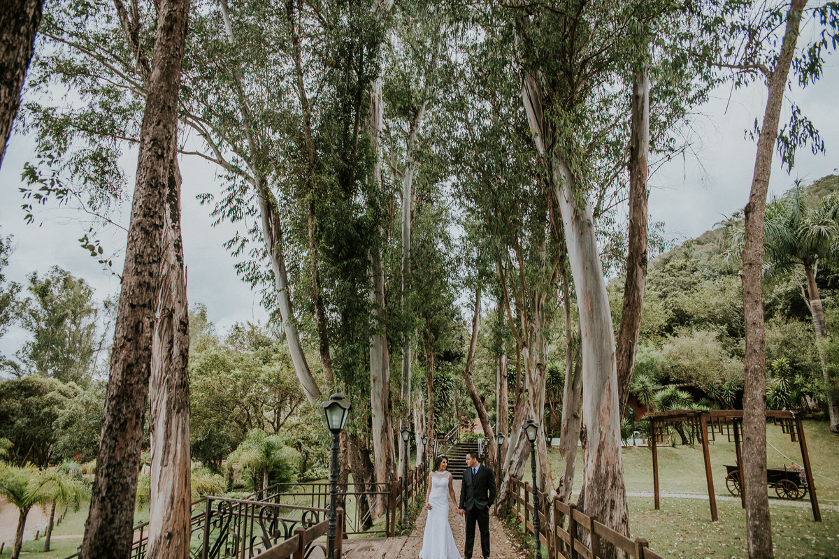 Inspiração de fotos de pós casamento rustico no qual os noivos estão um ao lado do outro na fazenda arraial velho