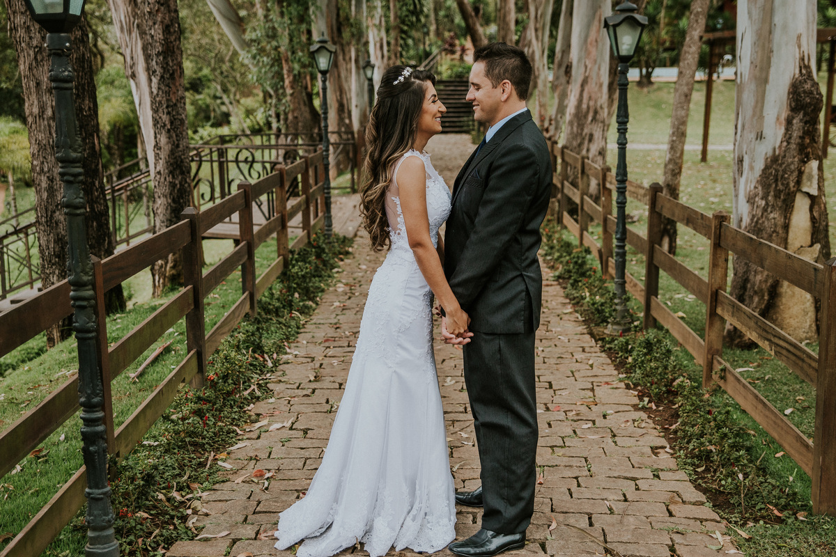 Inspiração de fotos de pós casamento rustico no qual os noivos estão um ao lado do outro na fazenda arraial velho