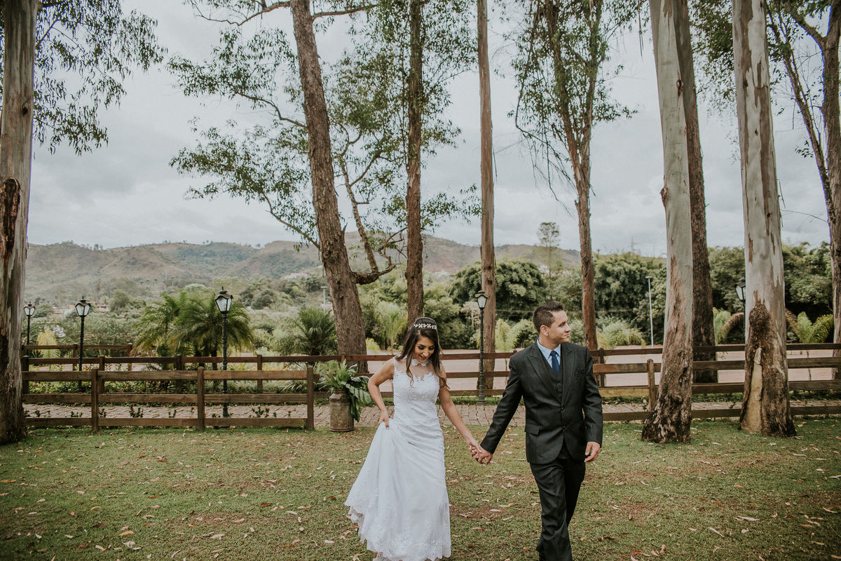 Inspiração de fotos de pós casamento rustico no qual os noivos estão um ao lado do outro na fazenda arraial velho